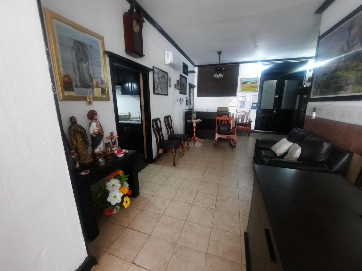 Hotel Garcias Suites, Linares الغرفة الصورة