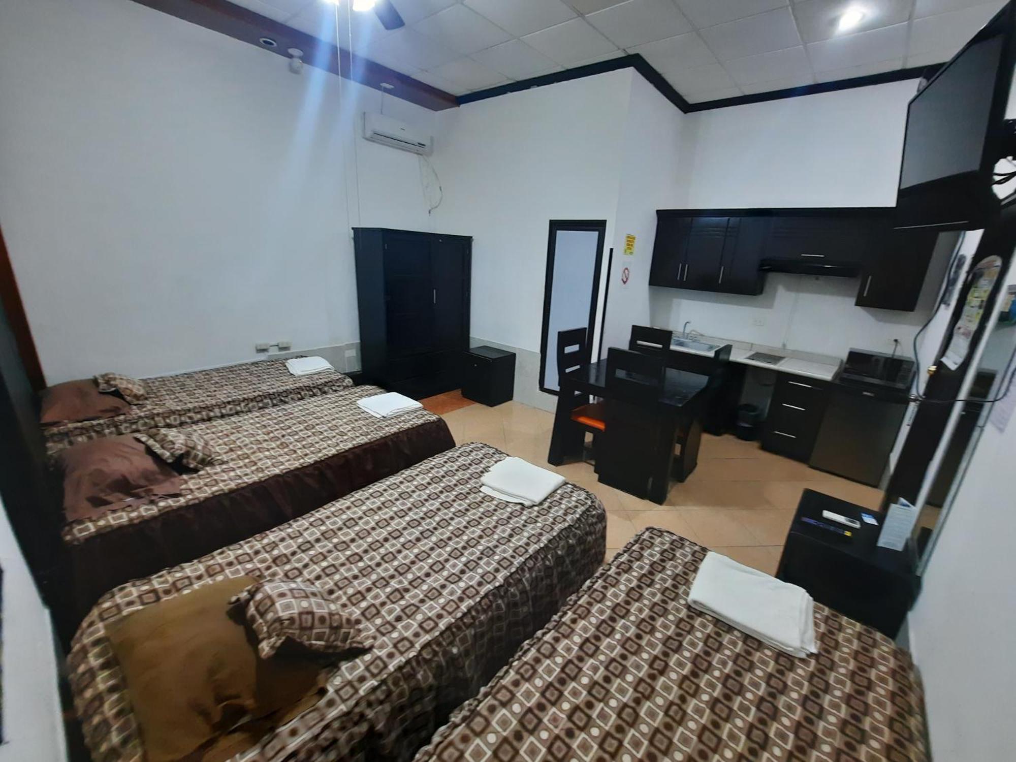 Hotel Garcias Suites, Linares الغرفة الصورة